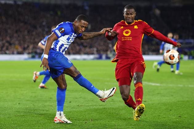 Brighton gegen AS Roma 14. März 2024, London UEFA EUROPA League, Achtelfinale, Rückspiel Brighton Hove Albion gegen AS Roma Pervis Estupinan von Brighton Hove Albion klärt den Ball vor Evan N™Dicka von AS Roma Foto Charlotte Wilson Abseits Brighton UK  Copyright: xCharlottexWilsonx xOffsidexOffside