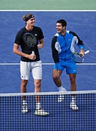 INDIAN WELLS, CA - MARCH 14: Alexander Zverev (GER) and Carlos Alcaraz (ESP) having some fun during a match delay for a swarm of bees during an ATP, Tennis Herren quarterfinals tennis match played on March 14, 2024 during the BNP Paribas Open played at the Indian Wells Tennis Garden in Indian Wells, CA. (Photo by John Cordes Icon Sportswire) TENNIS: MAR 14 BNP Paribas Open EDITORIAL USE ONLY Icon506240314514