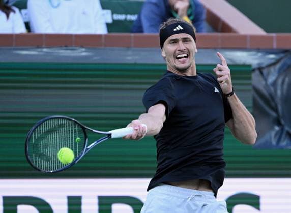 INDIAN WELLS, CA - MARCH 14: Alexander Zverev (GER) returns the ball during a ATP, Tennis Herren quarterfinals tennis match played on March 14, 2024 during the BNP Paribas Open played at the Indian Wells Tennis Garden in Indian Wells, CA. (Photo by John Cordes Icon Sportswire) TENNIS: MAR 14 BNP Paribas Open EDITORIAL USE ONLY Icon506240314515