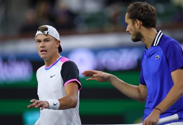 Holger Rune of Denmark and Daniil Medvedev talk at the net BNP Paribas Open, Tennis, Day 9, Indian Wells Tennis Garden, California, USA - 14 Mar 2024  Copyright: xEllaxLing Shutterstockx 14386185fd
