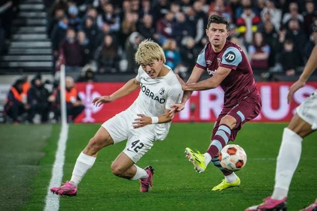 Soccer UEFA Europa League 2023 2024, Round of 16, West Ham United SC Freiburg, London Olympic Stadium Freiburgs Ritsu Doan and West Hams Aaron Cresswell in action London Olympic Stadium England Copyright: xJoeranxSteinsiekx