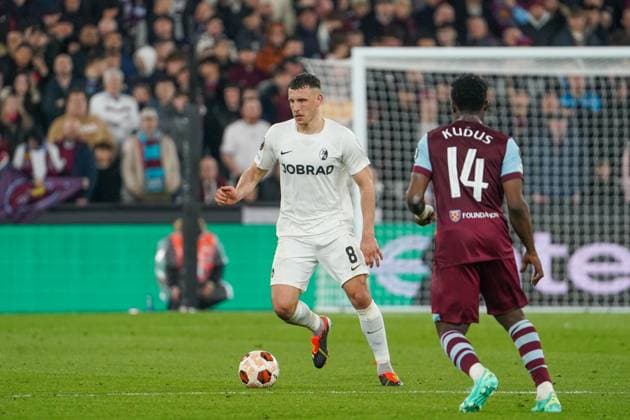 Soccer UEFA Europa League 2023 2024, Round of 16, West Ham United SC Freiburg, London Olympic Stadium Freiburgs Maximilian Eggestein in action with West Hams Mohammed Kudus London Olympic Stadium England Copyright: xJoeranxSteinsiekx