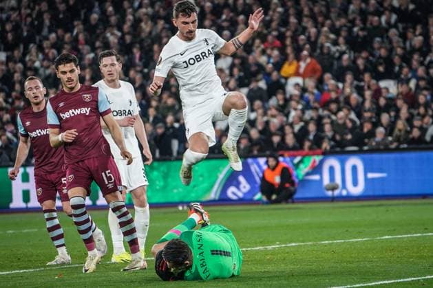 Soccer UEFA Europa League 2023 2024, Round of 16, West Ham United SC Freiburg, London Olympic Stadium Freiburgs Maximilian Philipp leaps over West Ham goalkeeper Lukasz Fabianski London Olympic Stadium England Copyright: xJoeranxSteinsiekx
