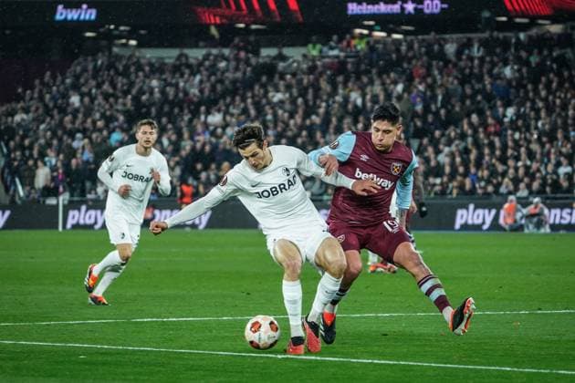 Soccer UEFA Europa League 2023 2024, Round of 16, West Ham United SC Freiburg, London Olympic Stadium Freiburgs Merlin Röhl duel with West Hams Edson Alvarez London Olympic Stadium England Copyright: xJoeranxSteinsiekx