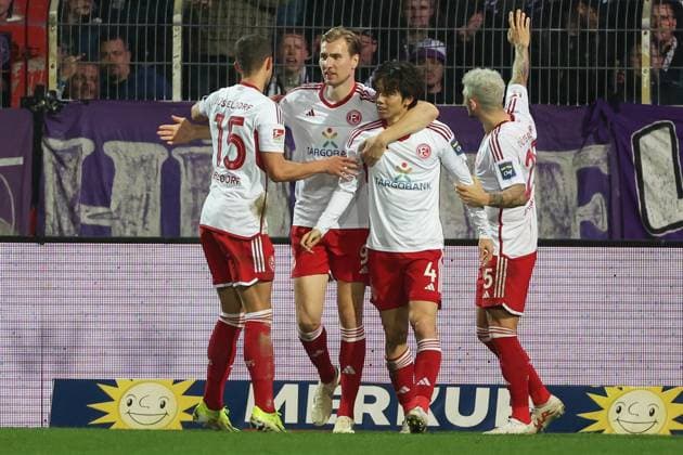 2 Bundesliga VfL Osnabrück Fortuna Düsseldorf on 15 03 2024 at Bremer Brücke in Osnabrück Cheering, goal celebration, goal scorer, goal scorer Ao Tanaka Duesseldorf 4 cheers with the team after his goal for 0 to 4, including Tim Oberdorf Duesseldorf 15 MH