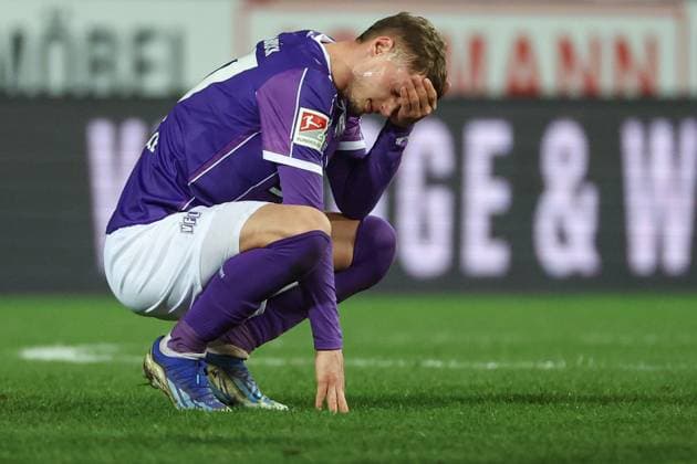 2 Bundesliga VfL Osnabrück Fortuna Düsseldorf on 15 03 2024 at Bremer Brücke in Osnabrück Mickaël Michael Cuisance Osnabrueck 27 dissatisfied, disappointed, disappointed, dejected MH