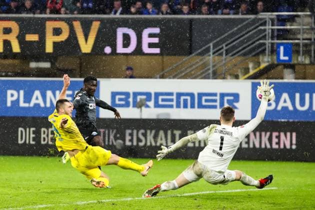 Sirlord Conteh SC Paderborn,11 misses the chance to equalize against Hasan Kurucay Eintracht Braunschweig,29 and goalkeeper Ron Thorben Hoffmann Eintracht Braunschweig,1 2 Soccer Bundesliga season 2023 2024 SC Paderborn vs Eintracht Braunschweig at the Home Deluxe Arena in Paderborn Action,Soccer,Man,Men,Germany,15 03 2024