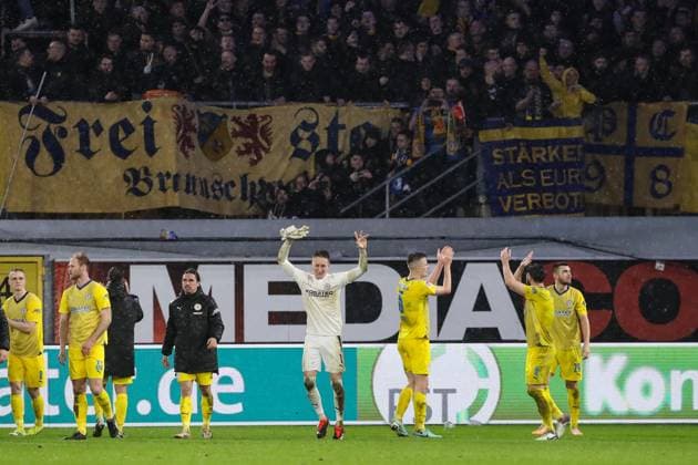 f l Rayan Philippe Eintracht Braunschweig,9 , goalkeeper Ron Thorben Hoffmann Eintracht Braunschweig,1 , Robert Ivanov Eintracht Braunschweig,5 , Ermin Bicakcic Eintracht Braunschweig,6 , Hasan Kurucay Eintracht Braunschweig,29 celebrate the victory in front of the Fanblock 2 Soccer Bundesliga Season 2023 2024 SC Paderborn vs Eintracht Braunschweig at the Home Deluxe Arena in Paderborn Action,Soccer,Man,Men,Germany,15 03 2024