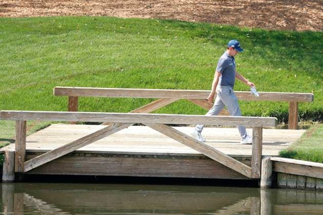 PONTE VEDRA BEACH, FL - MARCH 15: PGA, Golf Herren golfer Matt Fitzpatrick walks across a bridge on the 9th hole during The Players Championship on March 15, 2024, at TPC Sawgrass in Ponte Vedra Beach, Florida. (Photo by Brian Spurlock Icon Sportswire) GOLF: MAR 15 PGA THE PLAYERS Championship EDITORIAL USE ONLY Icon24031520