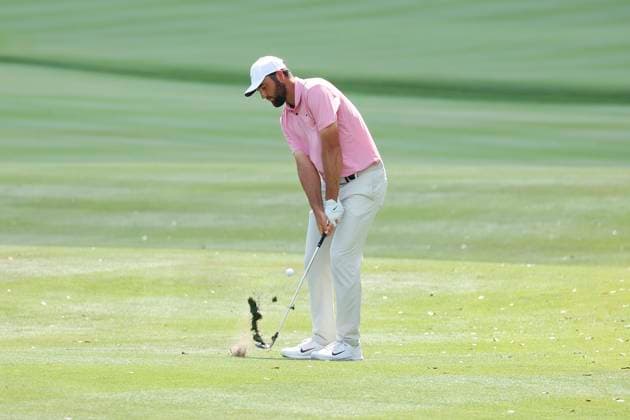 PONTE VEDRA BEACH, FL - MARCH 15: PGA, Golf Herren golfer Scottie Scheffler hits out of the fairway on the 9th hole during The Players Championship on March 15, 2024, at TPC Sawgrass in Ponte Vedra Beach, Florida. (Photo by Brian Spurlock Icon Sportswire) GOLF: MAR 15 PGA THE PLAYERS Championship EDITORIAL USE ONLY Icon24031530