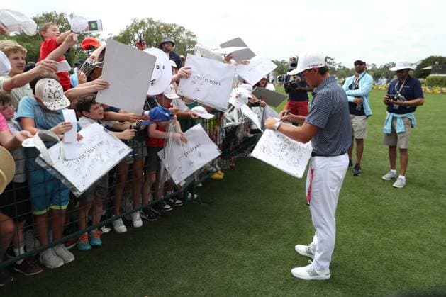 PONTE VEDRA BEACH, FL - MARCH 15: PGA, Golf Herren golfer Rickie Fowler signs autographs after finishing his second round during The Players Championship on March 15, 2024, at TPC Sawgrass in Ponte Vedra Beach, Florida. (Photo by Brian Spurlock Icon Sportswire) GOLF: MAR 15 PGA THE PLAYERS Championship EDITORIAL USE ONLY Icon24031541