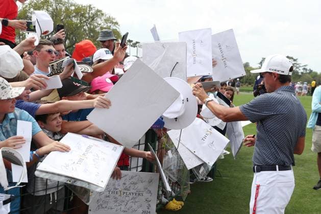 PONTE VEDRA BEACH, FL - MARCH 15: PGA, Golf Herren golfer Rickie Fowler signs autographs after finishing his second round during The Players Championship on March 15, 2024, at TPC Sawgrass in Ponte Vedra Beach, Florida. (Photo by Brian Spurlock Icon Sportswire) GOLF: MAR 15 PGA THE PLAYERS Championship EDITORIAL USE ONLY Icon24031542