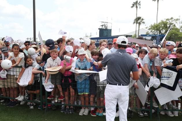 PONTE VEDRA BEACH, FL - MARCH 15: PGA, Golf Herren golfer Rickie Fowler signs autographs after finishing his second round during The Players Championship on March 15, 2024, at TPC Sawgrass in Ponte Vedra Beach, Florida. (Photo by Brian Spurlock Icon Sportswire) GOLF: MAR 15 PGA THE PLAYERS Championship EDITORIAL USE ONLY Icon24031545
