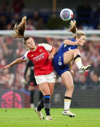 Sport Themen der Woche KW11 Sport Bilder des Tages London, England, 15th March 2024. Victoria Pelova of Arsenal (left) and Erin Cuthbert of Chelsea (right) battle for the ball during the The FA Women s Super League match at Stamford Bridge, London. Picture credit should read: Kieran Cleeves Sportimage EDITORIAL USE ONLY. No use with unauthorised audio, video, data, fixture lists, club league logos or live services. Online in-match use limited to 120 images, no video emulation. No use in betting, games or single club league player publications. SPI-3011-0050