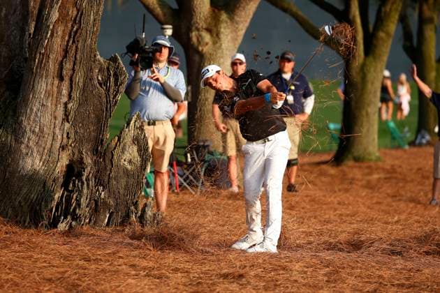 PONTE VEDRA BEACH, FL - MARCH 15: PGA, Golf Herren golfer Viktor Hovland hits out of the pine straw on the 18th hole during The Players Championship on March 15, 2024, at TPC Sawgrass in Ponte Vedra Beach, Florida. (Photo by Brian Spurlock Icon Sportswire) GOLF: MAR 15 PGA THE PLAYERS Championship EDITORIAL USE ONLY Icon24031589