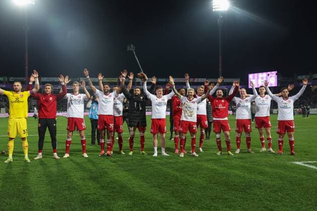 2 Bundesliga VfL Osnabrück Fortuna Düsseldorf at Bremer Brücke in Osnabrück on 15 03 2024 with goalkeeper Florian Kastenmeier Duesseldorf 33 , Vincent Vermeij Duesseldorf 9 , Jamil Siebert Duesseldorf 20 , Tim Oberdorf Duesseldorf 15 , Isak Bergmann Johannesson Duesseldorf , Matthias Zimmermann Duesseldorf 25 , Jona Niemiec Duesseldorf 18 , Christos Tzolis Duesseldorf 7 , Dennis Jastrzembski Duesseldorf 27 , Yannik Engelhardt Duesseldorf MH