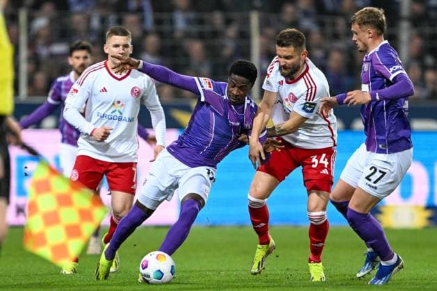 2 Bundesliga VfL Osnabrück Fortuna Düsseldorf on 15 03 2024 at Bremer Brücke in Osnabrück Christian Conteh Osnabrueck in a tackle against Nicolas Gavory Duesseldorf MT