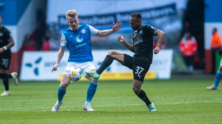 16 03 2024, Soccer, GER, Men, 2 Soccer Bundesliga, 2 Bundesliga, 2 FBL, Matchday 26, FC Hansa Rostock SpVgg Greuther Fürth Simon Rhein FC Hansa Rostock, left vs Julian Green SpVgg Greuther Fürth, right Rostock Ostseestadion Mecklenburg Vorpommern Germany