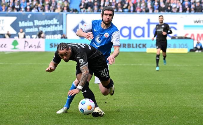 16 03 2024 Soccer Season 2023 2024 2 Soccer Bundesliga 26 Matchday FC Hansa Rostock FCH SpVgg Greuther Fürth Kleeblatt Sportfoto Zink xwoxzix DFL regulations prohibit any use of photographs as image sequences and or quasi video only for editorial use Armindo Sieb 30, SpVgg Greuther Fürth vor Damian Roßbach Rossbach 4, FC Hansa Rostock FCH