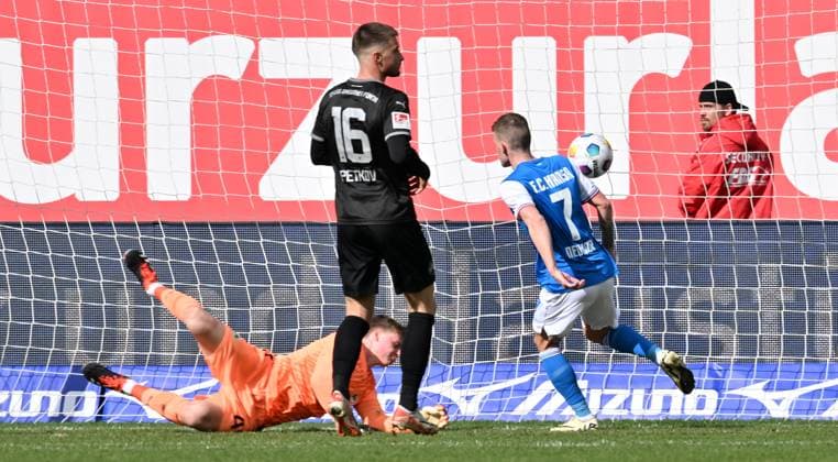 16 03 2024 Soccer season 2023 2024 2 Soccer Bundesliga 26 Matchday FC Hansa Rostock FCH SpVgg Greuther Fürth Kleeblatt Sportfoto Zink xwoxzix DFL regulations prohibit any use of photographs as image sequences and or quasi video only for editorial use Nico Neidhart 7, FC Hansa Rostock FCH scores goal Goal shot for 1 0 against Jonas Urbig 40, SpVgg Greuther Fürth