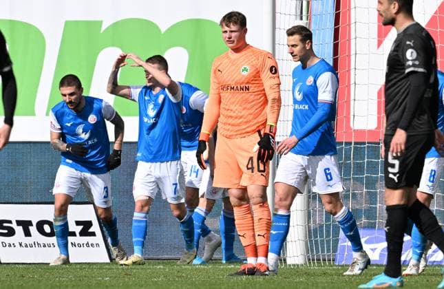 16 03 2024 Soccer season 2023 2024 2 Soccer Bundesliga 26 Matchday FC Hansa Rostock FCH SpVgg Greuther Fürth Kleeblatt Sportfoto Zink xwoxzix DFL regulations prohibit any use of photographs as image sequences and or quasi video only for editorial use Jonas Urbig 40, SpVgg Greuther Fürth disappointed disappointment behind goal celebration jubilation joy after goal goal shot to 1 0 by Nico Neidhart 7, FC Hansa Rostock FCH