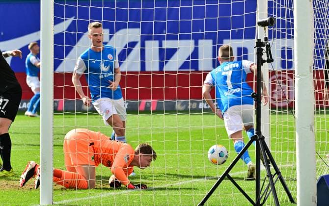 16 03 2024 Soccer Season 2023 2024 2 Soccer Bundesliga 26 Matchday FC Hansa Rostock FCH SpVgg Greuther Fürth Kleeblatt Sportfoto Zink MeZi xmexzix DFL regulations prohibit any use of photographs as image sequences and or quasi video only for editorial use Nico Neidhart 7, FC Hansa Rostock FCH scores Goal Goal shot for 1 0 against Jonas Urbig 40, SpVgg Greuther Fürth