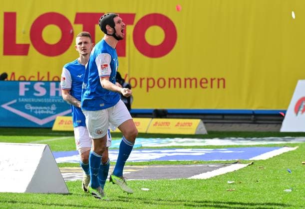 16 03 2024 Soccer Season 2023 2024 2 Soccer Bundesliga 26 Matchday FC Hansa Rostock FCH SpVgg Greuther Fürth Kleeblatt Sportfoto Zink MeZi xmexzix DFL regulations prohibit any use of photographs as image sequences and or quasi video only for editorial use Torjubel Jubel nach Treffer Torschuß zum 1 0 durch Nico Neidhart 7, FC Hansa Rostock FCH, mit Damian Roßbach Rossbach 4, FC Hansa Rostock FCH