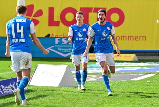 16 03 2024 Fußball Saison 2023 2024 2 Fussball Bundesliga 26 Spieltag FC Hansa Rostock FCH SpVgg Greuther Fürth Kleeblatt Sportfoto Zink MeZi xmexzix DFL regulations prohibit any use of photographs as image sequences and or quasi video only for editorial use Torjubel Jubel nach Treffer Torschuß zum 1 0 durch Nico Neidhart 7, FC Hansa Rostock FCH, on the right with Damian Roßbach Rossbach 4, FC Hansa Rostock FCH and Svante Ingelsson 14, FC Hansa Rostock FCH