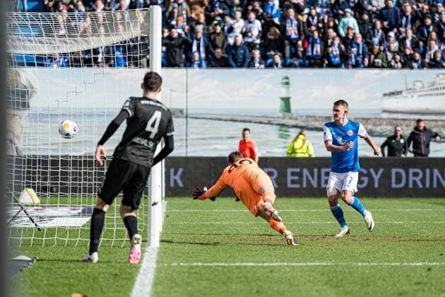 Rostock, Germany 16 March 2024 2 BL 2023 2024 FC Hansa Rostock vs Greuther Fürth In the picture 1 v re Nico Neidhart Hansa Rostock makes the goal to 1 0 , 2 v re Torhueter Jonas Urbig SpVgg Greuther Fürth can not parry the ball DFL regulations prohibit any use of photographs as image sequences and or quasi video Copyright: xFotostandx xVoelkerx
