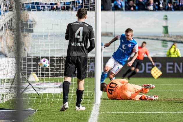 Rostock, Germany 16 March 2024 2 BL 2023 2024 FC Hansa Rostock vs Greuther Fürth In the picture 2 v re Nico Neidhart Hansa Rostock makes the goal to 1 0 , 1 v re Torhueter Jonas Urbig SpVgg Greuther Fürth can not parry the ball DFL regulations prohibit any use of photographs as image sequences and or quasi video Copyright: xFotostandx xVoelkerx