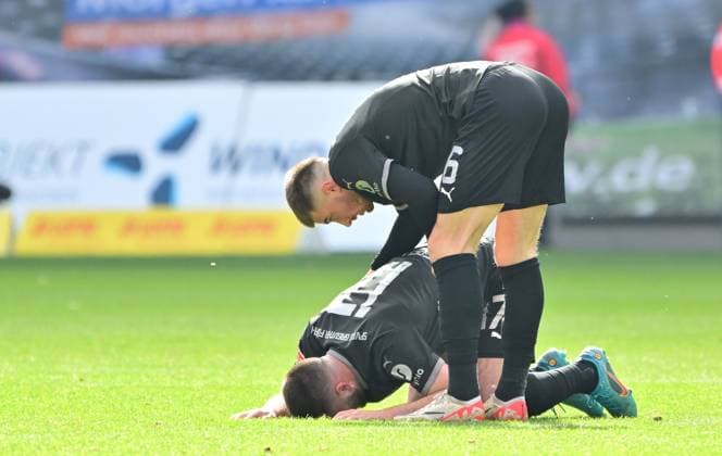 16 03 2024 Soccer Season 2023 2024 2 Soccer Bundesliga 26 Matchday FC Hansa Rostock FCH SpVgg Greuther Fürth Kleeblatt Sportfoto Zink MeZi xmexzix DFL regulations prohibit any use of photographs as image sequences and or quasi video only for editorial use Lukas Petkov 16, SpVgg Greuther Fürth bei Niko Gießelmann Giesselmann 17, SpVgg Greuther Fürth