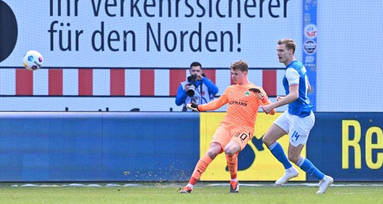 16 03 2024 Soccer Season 2023 2024 2 Soccer Bundesliga 26 Matchday FC Hansa Rostock FCH SpVgg Greuther Fürth Kleeblatt Sportfoto Zink xwoxzix DFL regulations prohibit any use of photographs as image sequences and or quasi video only for editorial use Jonas Urbig 40, SpVgg Greuther Fürth Svante Ingelsson 14, FC Hansa Rostock FCH