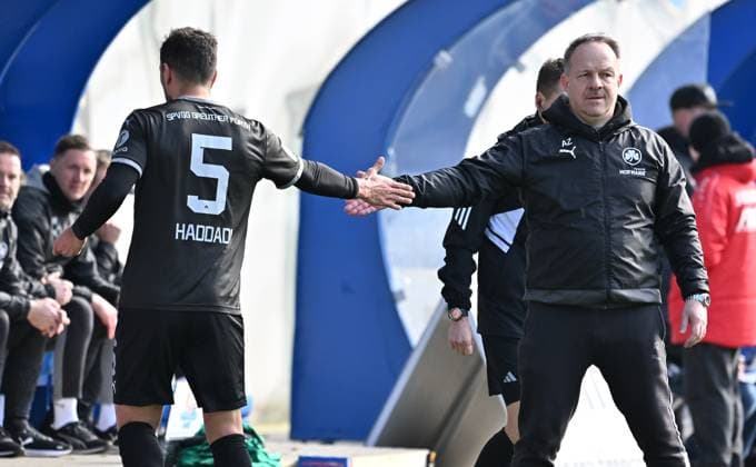 16 03 2024 Soccer Season 2023 2024 2 Soccer Bundesliga 26 Matchday FC Hansa Rostock FCH SpVgg Greuther Fürth Kleeblatt Sportfoto Zink xwoxzix DFL regulations prohibit any use of photographs as image sequences and or quasi video only for editorial use Oussama Haddadi 5, SpVgg Greuther Fürth applauds with Alexander Zorniger coach SpVgg Greuther Fürth