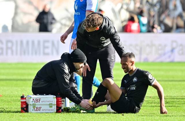 16 03 2024 Soccer Season 2023 2024 2 Soccer Bundesliga 26 Matchday FC Hansa Rostock FCH SpVgg Greuther Fürth Kleeblatt Sportfoto Zink MeZi xmexzix DFL regulations prohibit any use of photographs as image sequences and or quasi video only for editorial use Julian Green 37, SpVgg Greuther Fürth injured Injury battered on the ground Dr Stefan Söllner Team Doctor SpVgg Greuther Fürth Benjamin Ngarambe Physio SpVgg Greuther Fürth