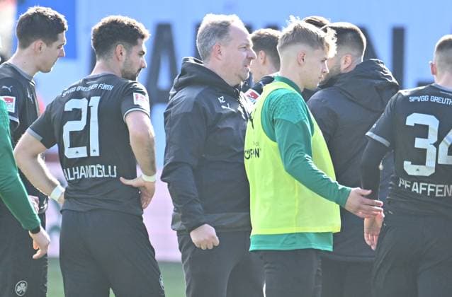 16 03 2024 Soccer Season 2023 2024 2 Soccer Bundesliga 26 Matchday FC Hansa Rostock FCH SpVgg Greuther Fürth Kleeblatt Sportfoto Zink xwoxzix DFL regulations prohibit any use of photographs as image sequences and or quasi video only for editorial use Alexander Zorniger coach SpVgg Greuther Fürth and team team disappointed disappointment n battered on the ground