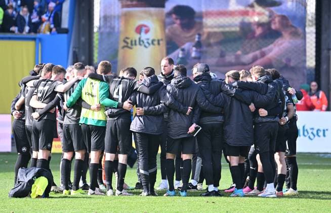 16 03 2024 Soccer Season 2023 2024 2 Soccer Bundesliga 26 Matchday FC Hansa Rostock FCH SpVgg Greuther Fürth Kleeblatt Sportfoto Zink xwoxzix DFL regulations prohibit any use of photographs as image sequences and or quasi video only for editorial use Teamkreis Mannschaft Team Fürth nach Spielende