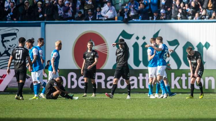 16 03 2024, Football, GER, Men, 2 Soccer Bundesliga, 2 Bundesliga, 2 FBL, Matchday 26, FC Hansa Rostock SpVgg Greuther Fürth 1 0 The players of FC Hansa Rostock blue jerseys cheer after the final whistle, the players of SpVgg Greuther Fürth dark jerseys are disappointed Rostock Ostseestadion Mecklenburg Vorpommern Germany