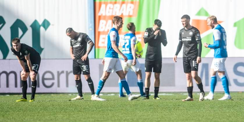 16 03 2024, Football, GER, Men, 2 Soccer Bundesliga, 2 Bundesliga, 2 FBL, Matchday 26, FC Hansa Rostock SpVgg Greuther Fürth 1 0 The players of FC Hansa Rostock blue jerseys cheer after the final whistle, the players of SpVgg Greuther Fürth dark jerseys are disappointed Rostock Ostseestadion Mecklenburg Vorpommern Germany