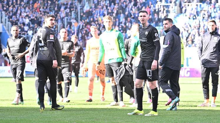 16 03 2024 Soccer Season 2023 2024 2 Soccer Bundesliga 26 Matchday FC Hansa Rostock FCH SpVgg Greuther Fürth Kleeblatt Sportfoto Zink xwoxzix DFL regulations prohibit any use of photographs as image sequences and or quasi video only for editorial use Oualid Mhamdi 3, SpVgg Greuther Fürth Branimir Hrgota 10 SpVgg Greuther Fürth Niko Gießelmann Giesselmann 17, SpVgg Greuther Fürth and team Team turn away from fans Fanblock after insults