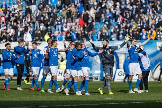 Rostock, Germany March 16, 2024 2 BL 2023 2024 FC Hansa Rostock vs Greuther Fürth In the picture Final cheer, The team of Hansa Rostock celebrates the home victory DFL regulations prohibit any use of photographs as image sequences and or quasi video Copyright: xFotostandx xVoelkerx