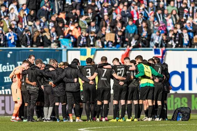 Rostock, Germany 16 March 2024 2 BL 2023 2024 FC Hansa Rostock vs Greuther Fürth In the picture The Greuther Fürth team after the final whistle The Greuther Fürth players form a team circle to close ranks DFL regulations prohibit any use of photographs as image sequences and or quasi video Copyright: xFotostandx xVoelkerx