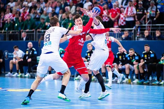 Sport Themen der Woche KW11 Sport Bilder des Tages 16.03.2024 - Handball, Herren-Länderspiel, Olympia-Qualifikation in Hannover, Deutschland - Kroatien: (L-R) Julian Köster (Deutschland), Domagoj Duvnjak (Kroatien), Christoph Steinert (Deutschland) *** 16 03 2024 Handball, mens international match, Olympic qualification in Hanover, Germany Croatia L R Julian Köster Germany , Domagoj Duvnjak Croatia , Christoph Steinert Germany