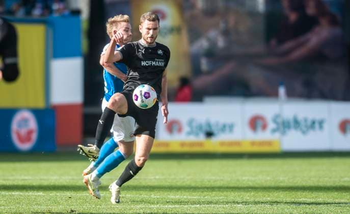 16 03 2024, Soccer, GER, Men, 2 Soccer Bundesliga, 2 Bundesliga, 2 FBL, Matchday 26, FC Hansa Rostock SpVgg Greuther Fürth 1 0 Simon Rhein FC Hansa Rostock, left against Dennis Srbeny SpVgg Greuther Fürth, right Rostock Ostseestadion Mecklenburg Vorpommern Germany