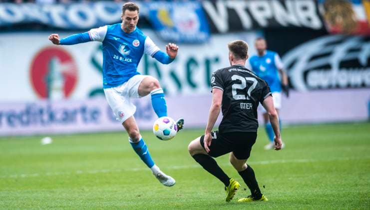 16 03 2024, Soccer, GER, Men, 2 Soccer Bundesliga, 2 Bundesliga, 2 FBL, Matchday 26, FC Hansa Rostock SpVgg Greuther Fürth 1 0 Dennis Dressel FC Hansa Rostock, left vs Gian Luca Itter SpVgg Greuther Fürth, right Rostock Ostseestadion Mecklenburg Vorpommern Germany
