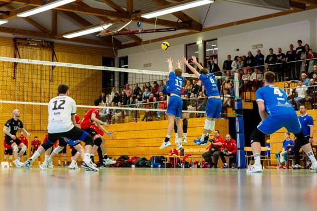 16 03 2024, GER, 2 BL Maenner Sued, Volleyball,Saison 2023 2024, Blue Volleys Gotha TUS Kriftel Volleyball Harrison Paul McBean Blue Volleys Gotha Erik Niederluecke Blue Volleys Gotha at the block against an attack of TUS Kriftel Volleyball 99867 Gotha Gotha Ernestiner Sporthalle Sp Thüringen Germany