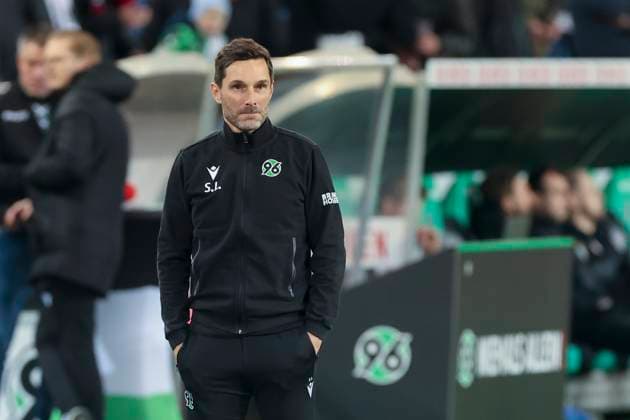 Coach Stefan Leitl Hannover 96 watches, 2 Bundesliga, Hannover 96 vs 1 FC Kaiserslautern, HDI Arena, 16 03 2024, Hannover, Germany