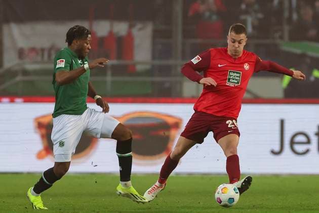 Bright Arrey Mbi Hannover 96 and Filip Kaloc 1 FC Kaiserslautern fight for the ball, 2 Bundesliga, Hannover 96 vs 1 FC Kaiserslautern, HDI Arena, 16 03 2024, Hannover, Germany