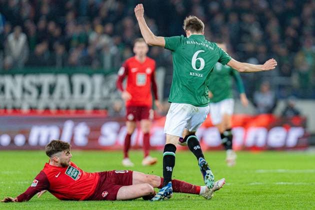 Filip Kaloc 1 FC Kaiserslautern, 26 Fabian Kunze Hannover 96, 6 Hannover 96 vs 1 FC Kaiserslautern, Football, 2 Bundesliga, Matchday 26, 16 03 2024 DFL REGULATIONS PROHIBIT ANY OUSE OF PHOTOGRAPHS AS IMAGE SEQUENCES AND OR QUASI VIDEO Hannover 96 vs 1 FC Kaiserslautern, Football, 2 Bundesliga, Matchday 26, 16 03 2024 Hannover Copyright: xEibner-Pressefoto BahhoxKarax EP_HAN