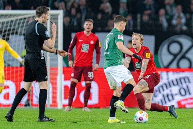 Julian Niehues 1 FC Kaiserslautern, 16 Enzo Leopold Hannover 96, 8 Hannover 96 vs 1 FC Kaiserslautern, Football, 2 Bundesliga, Matchday 26, 16 03 2024 DFL REGULATIONS PROHIBIT ANY OUSE OF PHOTOGRAPHS AS IMAGE SEQUENCES AND OR QUASI VIDEO Hannover 96 vs 1 FC Kaiserslautern, Football, 2 Bundesliga, Matchday 26, 16 03 2024 Hannover Copyright: xEibner-Pressefoto BahhoxKarax EP_HAN