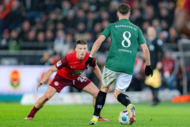Enzo Leopold Hannover 96, 8 Tobias Raschl 1 FC Kaiserslautern, 20 Hannover 96 vs 1 FC Kaiserslautern, Football, 2 Bundesliga, Matchday 26, 16 03 2024 DFL REGULATIONS PROHIBIT ANY OUSE OF PHOTOGRAPHS AS IMAGE SEQUENCES AND OR QUASI VIDEO Hannover 96 vs 1 FC Kaiserslautern, Football, 2 Bundesliga, Matchday 26, 16 03 2024 Hannover Copyright: xEibner-Pressefoto BahhoxKarax EP_HAN